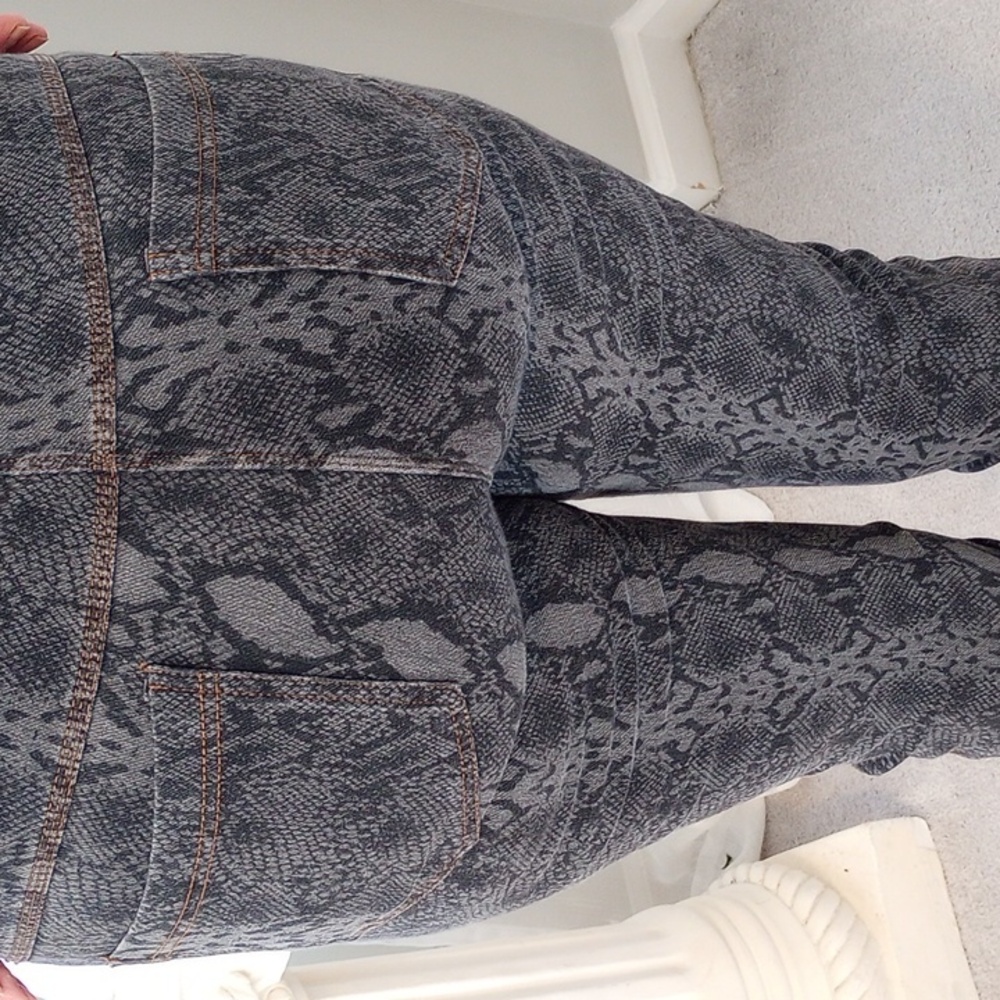 Lysse Snake Print Leggings - Picture 2 of 9
